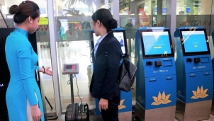 Hành khách Vietnam Airline lần đầu tự làm thủ tục hành lý tại kiosk dịp Tết Canh Tý 2020