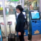 Hành khách Vietnam Airline lần đầu tự làm thủ tục hành lý tại kiosk dịp Tết Canh Tý 2020