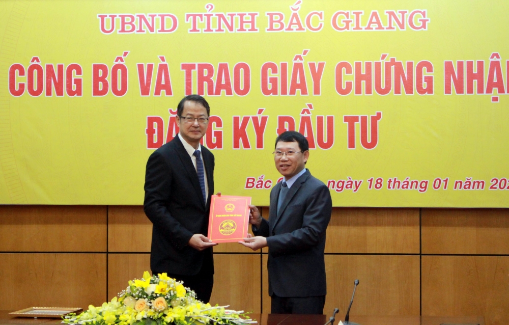 Phó Chủ tịch tỉnh Bắc Giang Lê Ánh Dương trao giấy chứng nhận đầu tư cho Tổng giám đốc Foxconn Việt Nam
