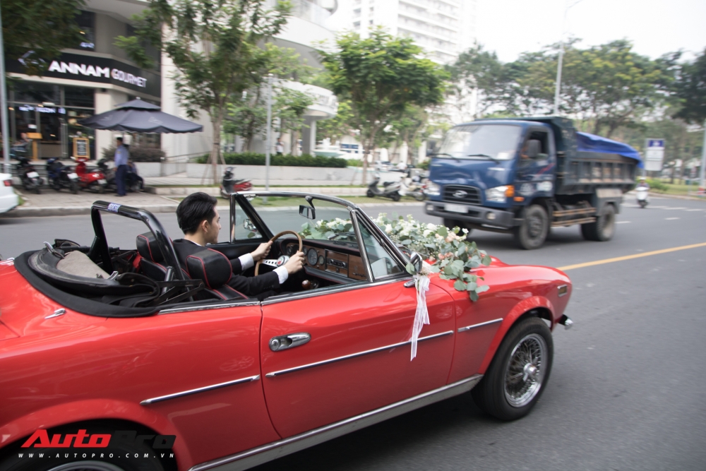 Ông Cao Thắng Than Khó Khi Cầm Lái Chiếc Fiat 124 Sport Spider Số Sàn Đón  Đông Nhi Về Làm Vợ